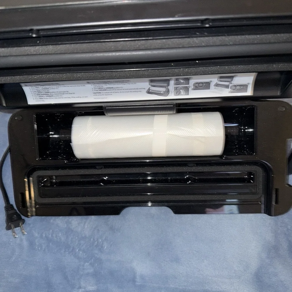 Foodsaver Vs3120 Multi‎ Use Food Preservation system With Roll Of Bag And Bags